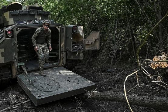 Ukraine điều xe thiết giáp công phá phòng tuyến Nga. Ảnh: Reuters.