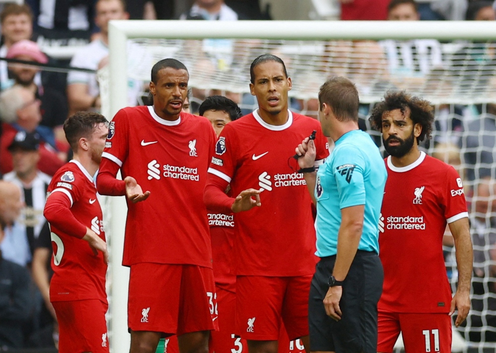Van Dijk nhận án phạt bổ sung từ FA (Ảnh: Getty)