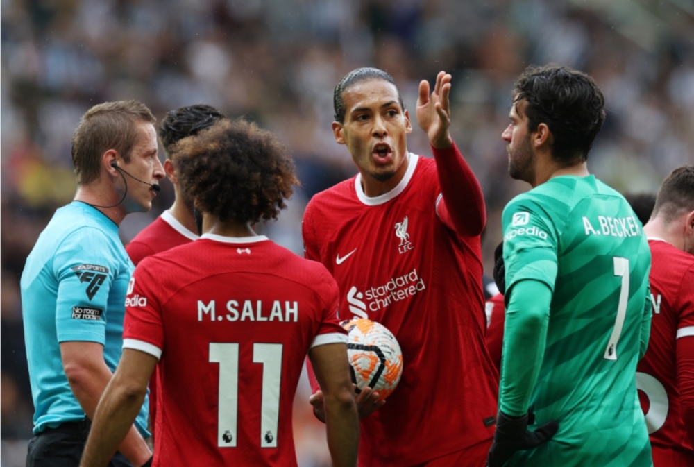 Van Dijk nhận thẻ đỏ trực tiếp ở trận Liverpool thắng Newcastle 2-1 (Ảnh: Getty)