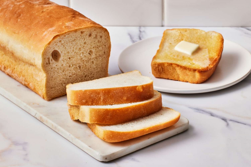 Bánh mì trắng: Loại thực phẩm này chứa rất ít chất xơ và protein, nhưng lại có nhiều đường. Một lát bánh mì trắng thường có lượng calo thấp hơn một lát bánh mì nguyên hạt, nhưng lại có hại cho sức khỏe vì thiếu các chất dinh dưỡng. Ngũ cốc nguyên hạt thường có hàm lượng chất xơ và protein cao hơn và có thể chứa nhiều chất dinh dưỡng thiết yếu hơn, như vitamin B. 