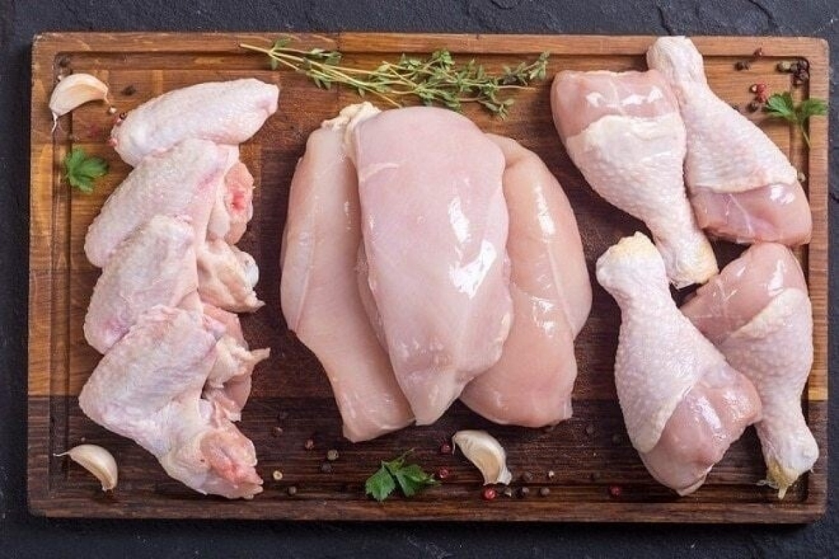 Giúp giải tỏa cảm xúc: Một lợi ích khác của thịt gà mà ít người biết là cải thiện tâm trạng, giảm căng thẳng. Lợi ích này có được là nhờ trong thịt gà có axit amin tryptophan. Đây là một loại dưỡng chất cần thiết để cơ thể sản xuất ra hoóc môn hạnh phúc serotonin.