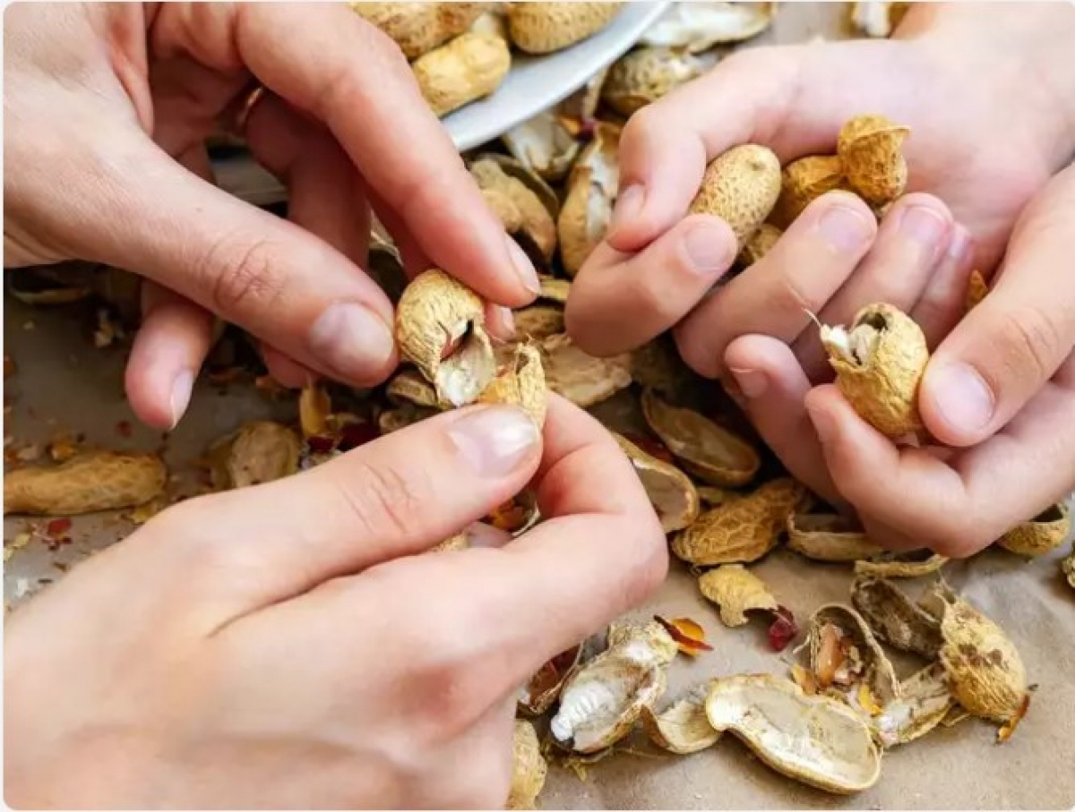 Điều hòa lượng đường trong máu: Sự kết hợp của protein, chất xơ và chất béo lành mạnh trong đậu phộng giúp ổn định lượng đường trong máu và ngăn ngừa lượng glucose tăng đột biến sau bữa ăn. Điều này có lợi cho những người mắc bệnh tiểu đường hoặc những người có nguy cơ mắc bệnh tiểu đường.