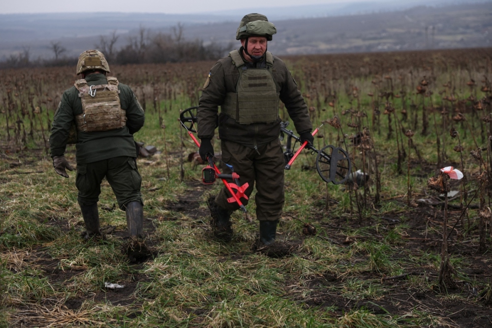 Lực lượng Ukraine tháo dỡ bom mìn tại phía Bắc Donetsk. Ảnh: Reuters
