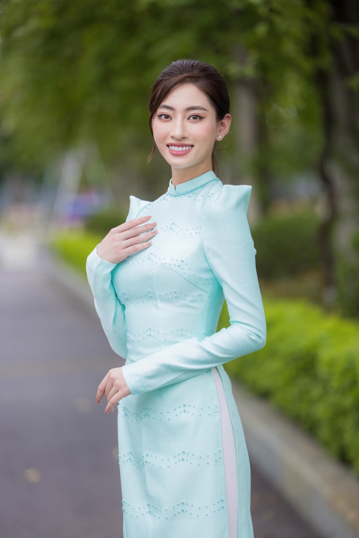 Hoa hậu Lương Thùy Linh vừa đăng tải loạt ảnh diện áo dài trong ngày nắng đẹp, "đốn tim" fans hâm mộ.