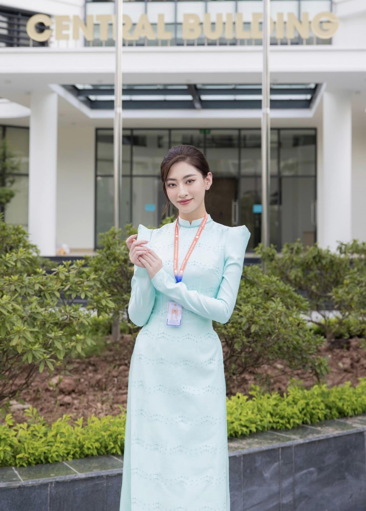 Mỹ nhân gốc Cao Bằng bới tóc gọn gàng, trang điểm nhẹ nhàng nhưng vẫn rất xinh đẹp, cuốn hút.