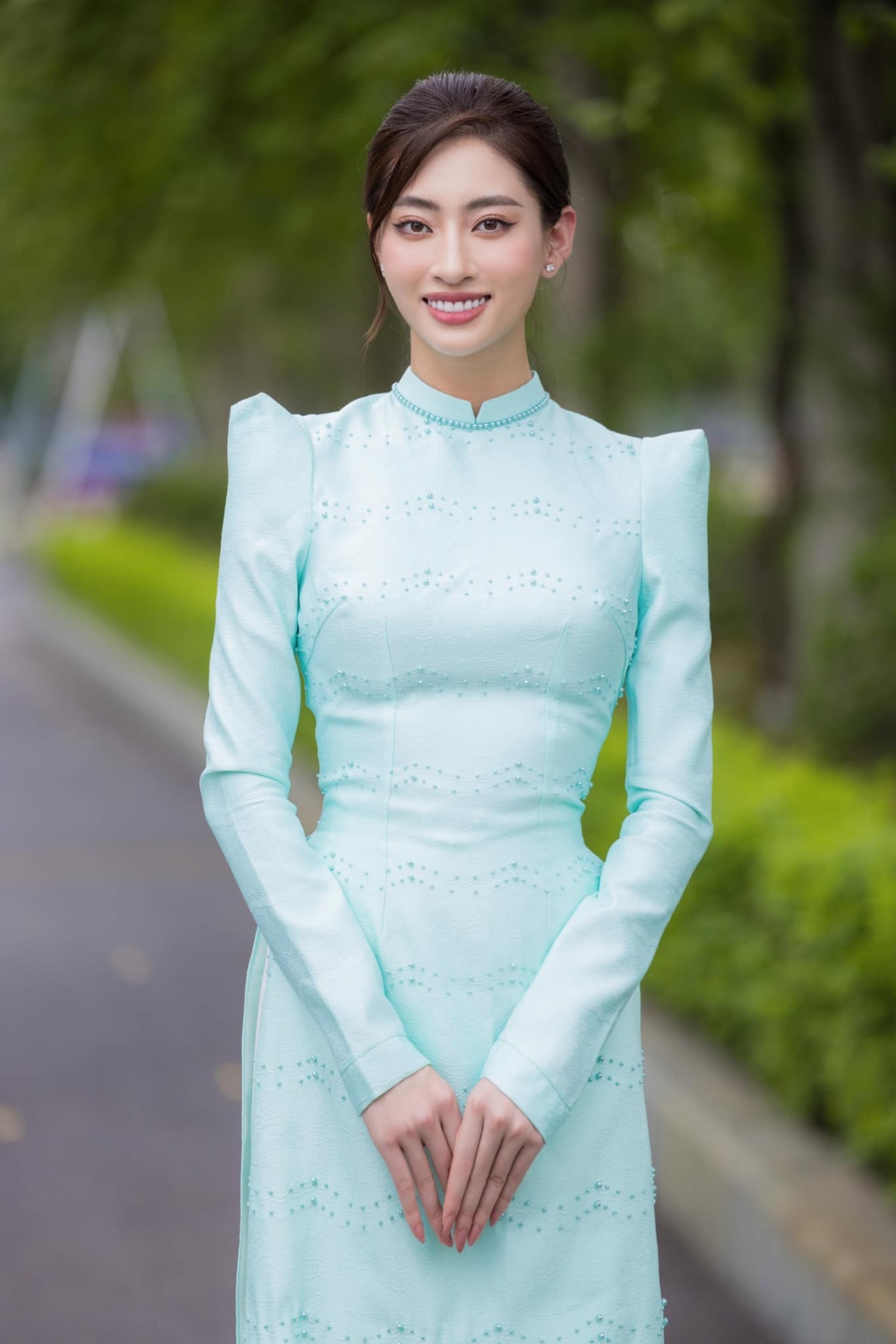 Lương Thùy Linh khoe sắc vóc đỉnh cao với trang phục truyền thống cách điệu.