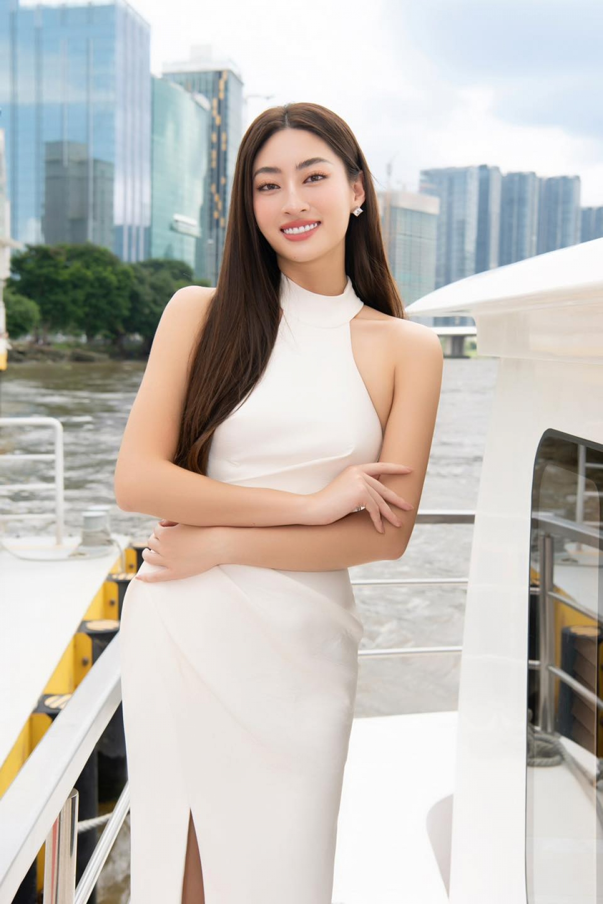 Chưa dừng lại ở đó, Lương Thùy Linh còn chia sẻ thẳng thắn về chuyện "Nếu bị phản bội trong tình yêu, Linh sẽ thế nào?". Ngay lập tức, người đẹp cho rằng: "Đầu tiên chắc sẽ thấy thất vọng. Người mình từng yêu và tin tưởng mà tự dưng lừa dối mình thì chắc chắn là rất buồn và giận rồi. Nhưng chị cũng sẽ chấp nhận và để mọi thứ trôi qua. Sẽ không cố gắng đi tìm lý do vì sao họ hành động vậy vì có biết thì chuyện cũng qua rồi và nó không khiến mình vui hơn.
