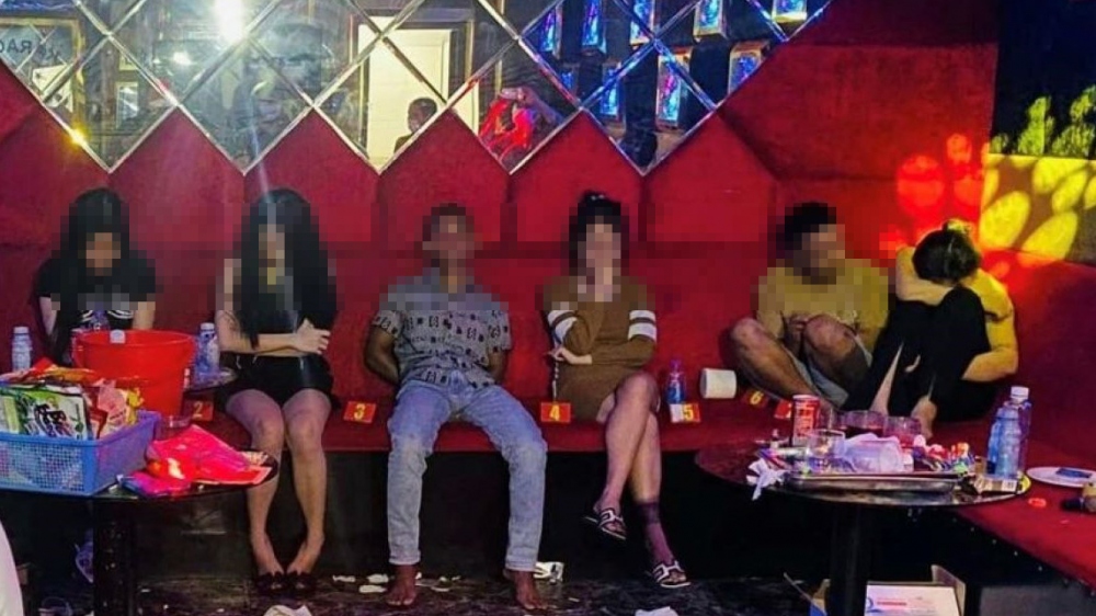Nhóm nam nữ trong quán karaoke