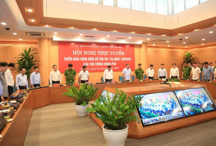 Các đại biểu dành 1 phút tưởng niệm các nạn nhân tại vụ cháy đặc biệt nghiêm trọng xảy ra tại quận Thanh Xuân.