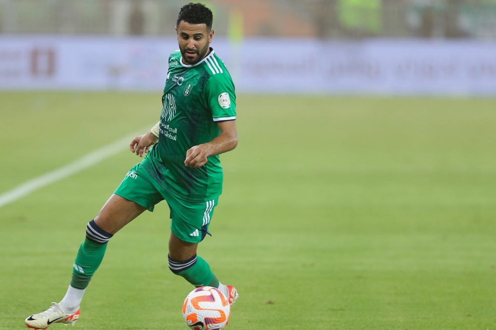 9. Tiền đạo Riyad Mahrez chuyển từ Man City tới Al Ahli với giá 35 triệu Euro
