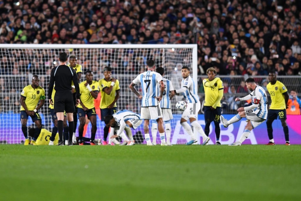 Messi có bàn thắng thứ 65 từ chấm đá phạt (Ảnh: Getty)