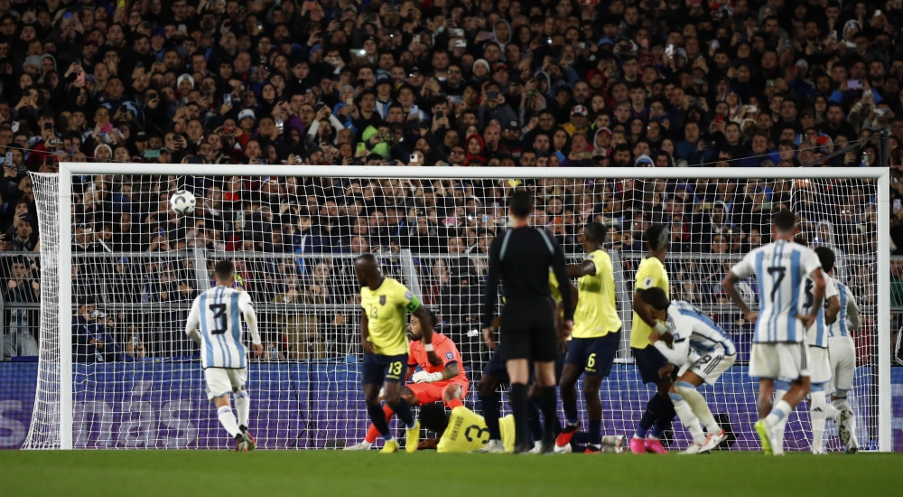 Messi ghi bàn thắng duy nhất từ quả đá phạt. (Ảnh: Reuters)