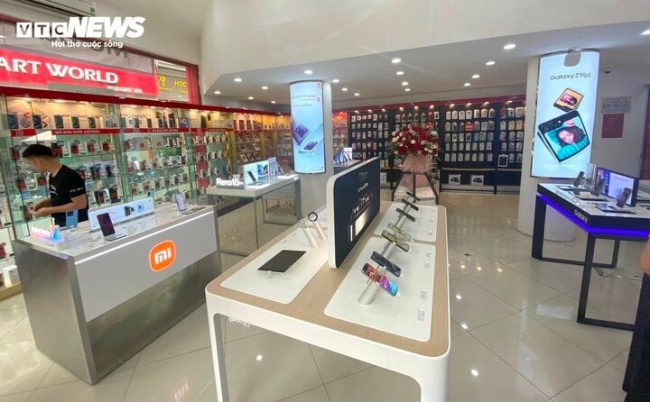 Bên trong một cửa hàng Viettelstore lúc 10h sáng 29/9