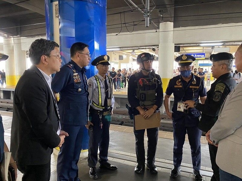 Đặc nhiệm liên ngành Philippines kiểm tra an ninh tại tuyến tàu điện ngầm Manila. (Ảnh: Philstar/DOTr MRT-3)