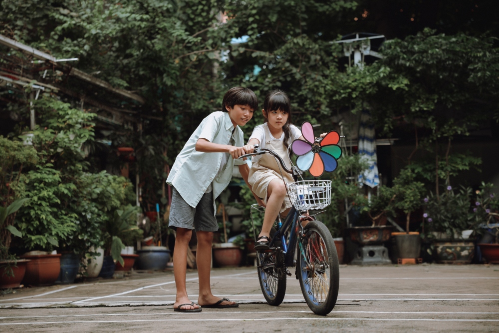MV "Mùa hè đi qua" là sáng tác đầu tiên của ban nhạc Bức Tường về tình yêu tuổi học trò.