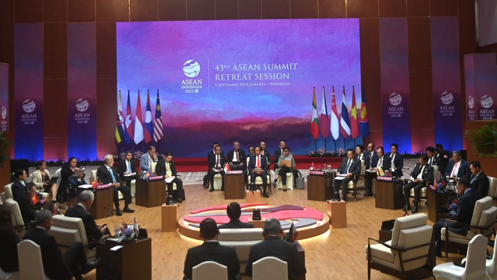 Phiên họp hẹp của các nhà lãnh đạo ASEAN trong khuôn khổ Hội nghị cấp cao ASEAN lần thứ 43 và các hội nghị liên quan ở thủ đô Jakarta của Indonesia. Nguồn: Ban tổ chức