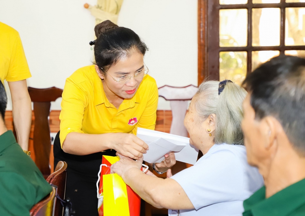 Bà Võ Thị Minh Sinh, Ủy viên Ban Thường vụ Tỉnh ủy, Chủ tịch MTTQ tỉnh Nghệ An tặng quà gia đình có công. Ảnh: Mặt trận Nghệ An 