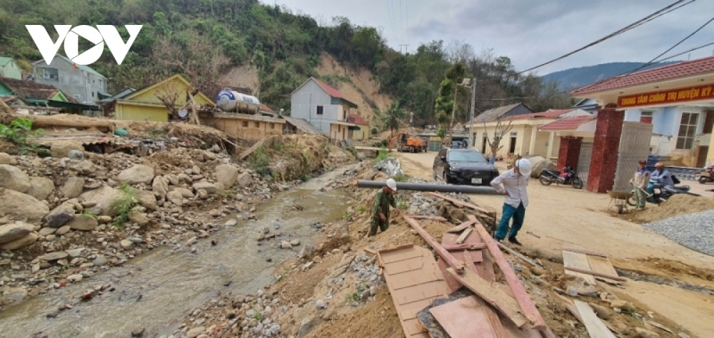 Hỗ trợ bà con vùng lỹ Kỳ Sơn dựng lại nhà cửa sau cơn lũ quét.