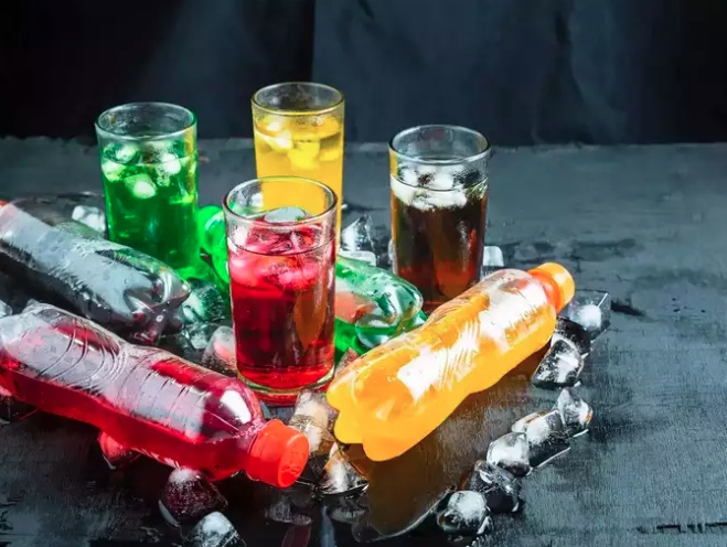 Đồ uống có đường: Nên hạn chế hoặc tránh các đồ uống có đường như soda, nước ép trái cây, nước tăng lực và trà có đường. Chúng có thể làm tăng nhanh lượng đường trong máu và cung cấp lượng calo rỗng.