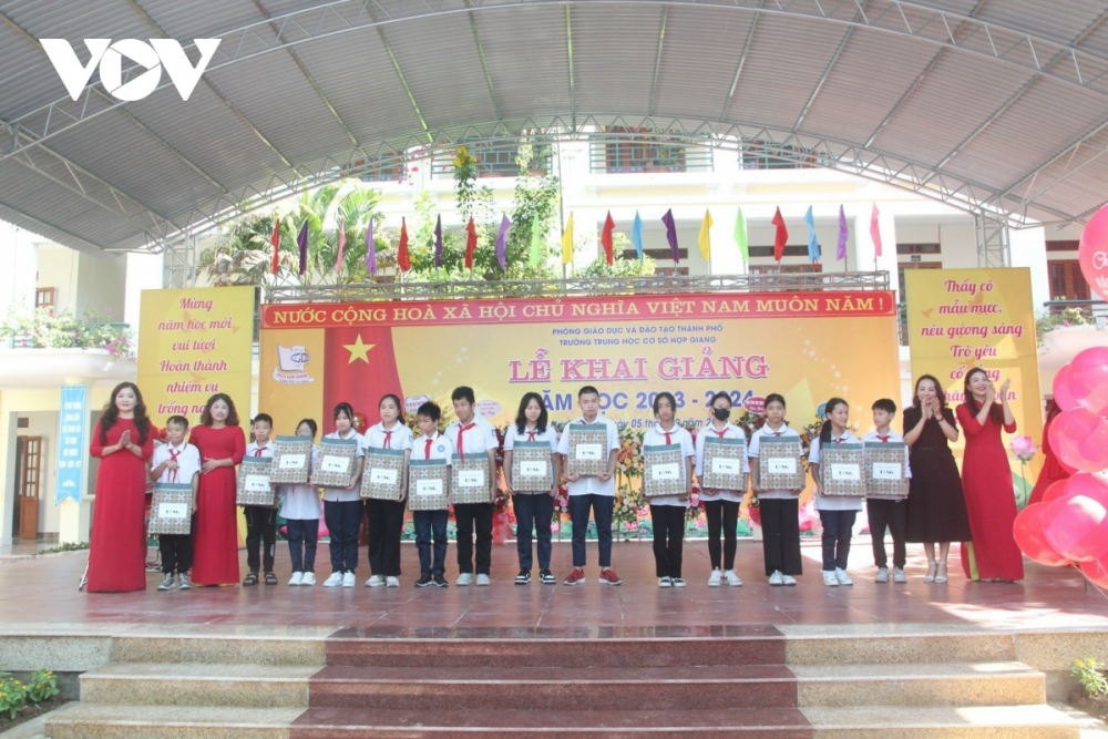 Poor students of Hop Giang secondary school in Cao Bang receive special gifts ahead of the 2023 to 2024 academic year.