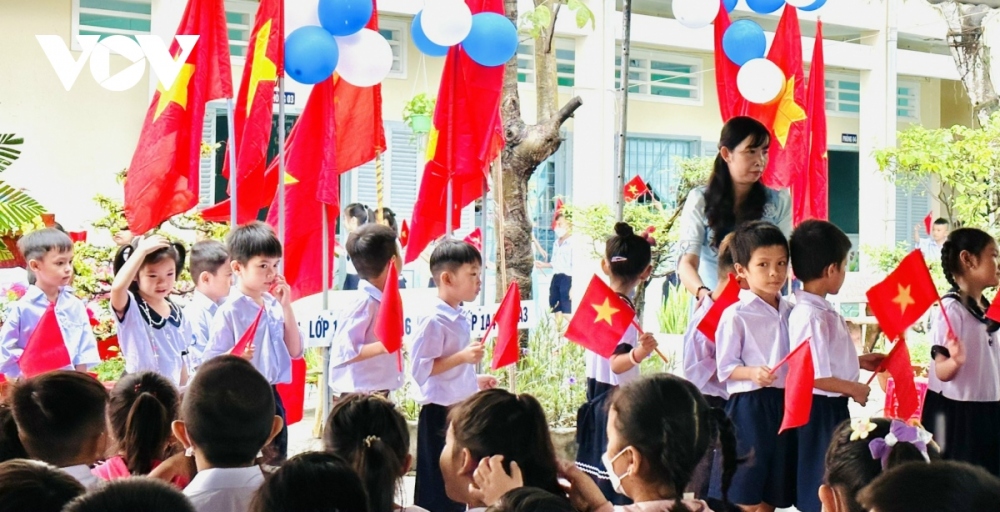 First graders in the Mekong Delta province of Kien Giang are bewildered amid ongoing celebrations for the official start of the academic year.