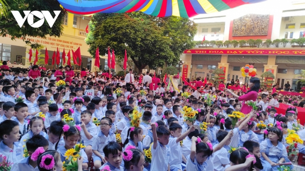 Nearly 500,000 students in Hai Phong enjoy the bustling atmosphere of opening ceremonies to mark the new school year.