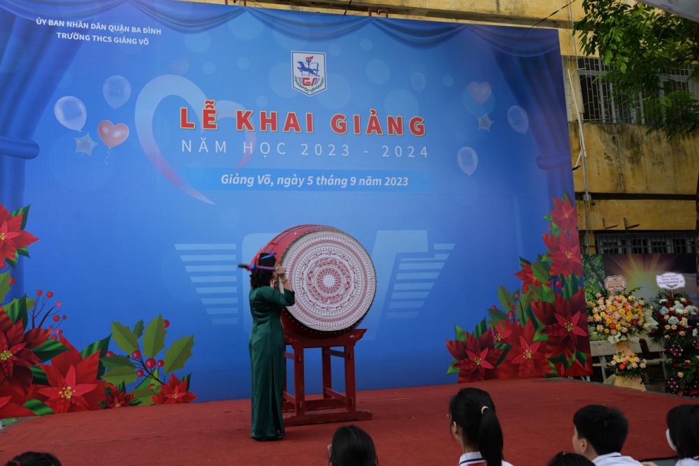 To Thi Hai Yen, principal of Giang Vo secondary school in Ba Dinh district of Hanoi, beats the drum to kick off the new school year at an opening ceremony held on September 5.