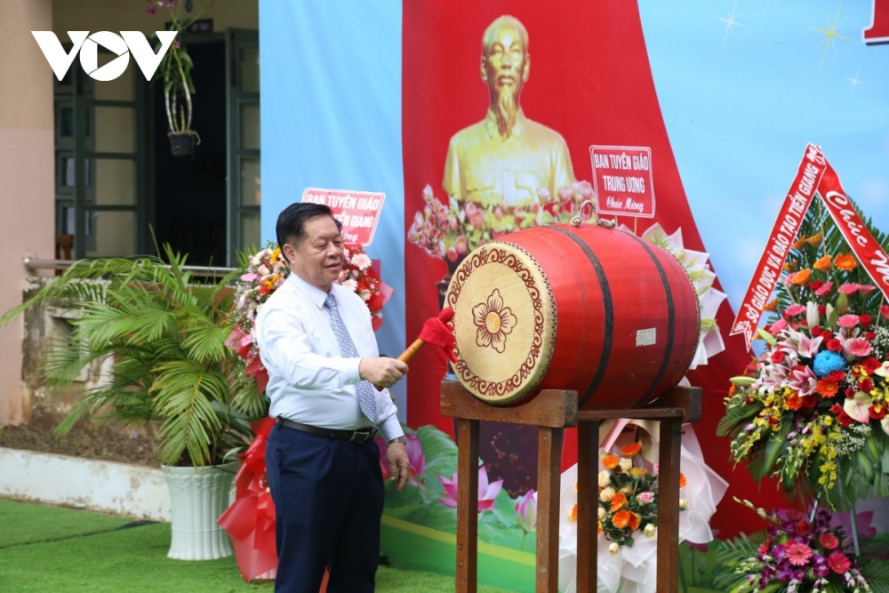 Nguyen Trong Nghia, secretary of the Party Central Committee (PCC) and head of the PCC's Commission for Communication and Education, beats the drum to kick off the new school year at a ceremony held at Tan Phu secondary school in Tien Giang province.