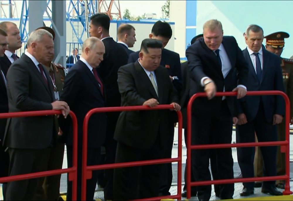 Tổng thống Vladimir Putin và nhà lãnh đạo Kim Jong Un kiểm tra tổ hợp phóng bên trong Sân bay vũ trụ Vostochny.