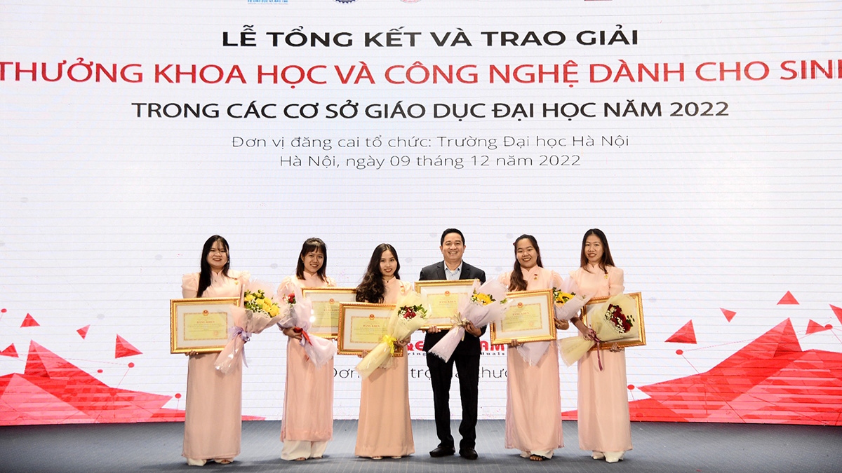Nhóm nghiên cứu khoa học "Cơm ăn liền" nhận giải Nhất năm 2022 (Ảnh: NVCC)