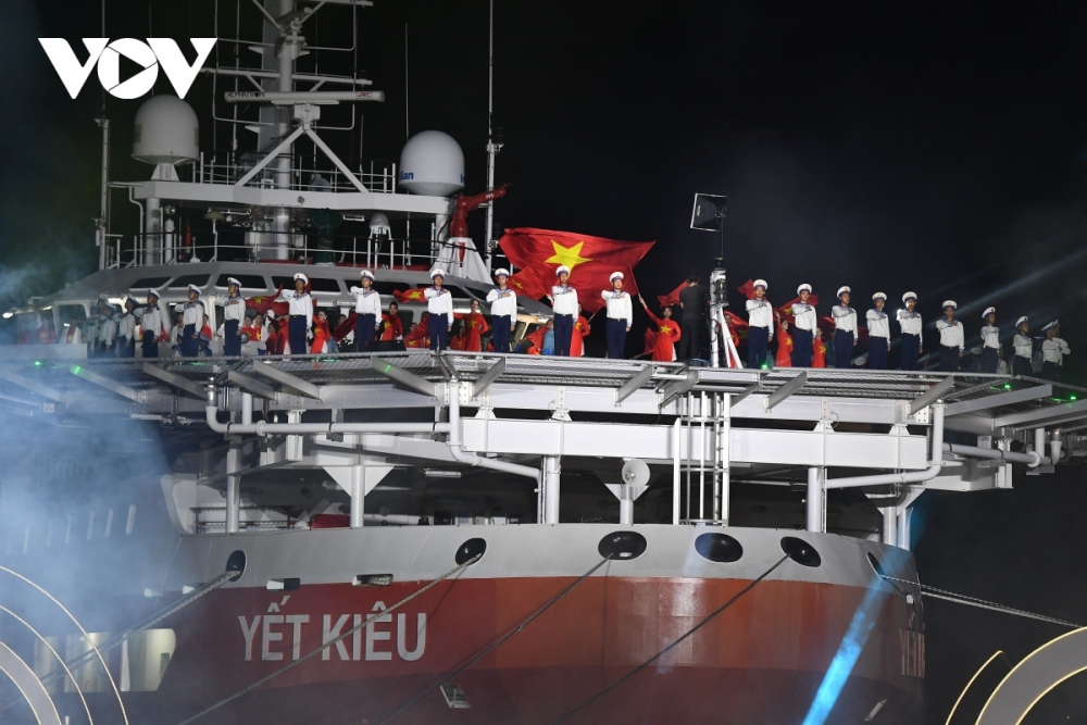 Ngoài sân khấu chính còn có sân khấu trên tàu Yết Kiêu