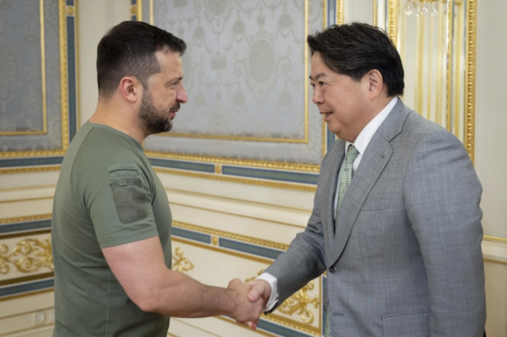 Ngoại trưởng Nhật Bản Yoshimasa Hayashi (phải) và Tổng thống Ukraine Volodymyr Zelensky. Ảnh: AP