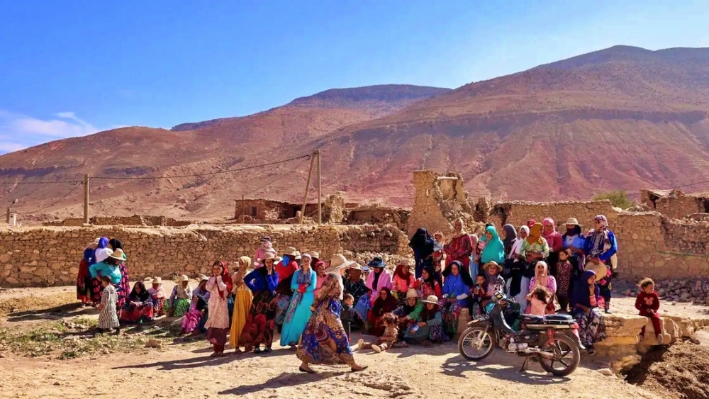 Người dân làng Ighil Ntalghoumt (Ảnh: Al Arabia).