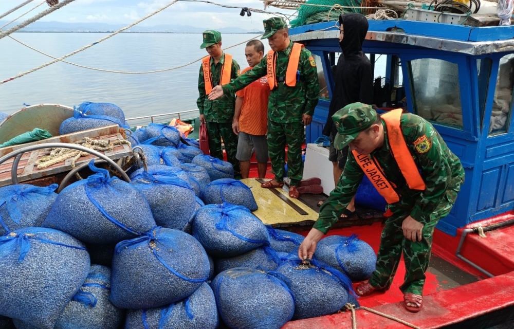 Tàu đánh cá khai thác thủy sản sai quy định bị kiểm tra, bắt giữ. (Ảnh: Đồn Biên phòng Cửa khẩu Cảng Vạn Gia)