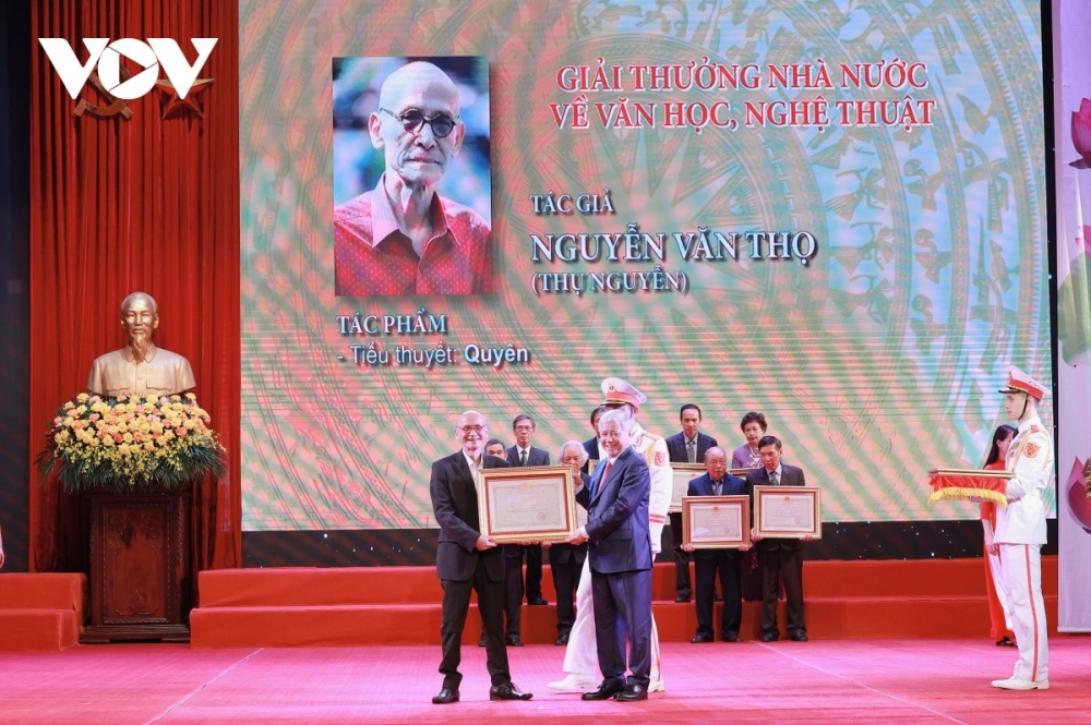 Nhà văn Nguyễn Văn Thọ nhận Giải thưởng Nhà nước về VHNT với tác phẩm "Quyên".