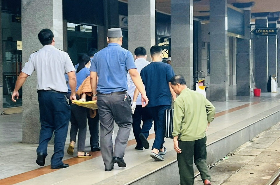 Nhân viên ga Đà Nẵng và nhân viên y tế đưa chị sản phụ Cao Thị Mỹ D. vào bệnh viện để chăm sóc y tế