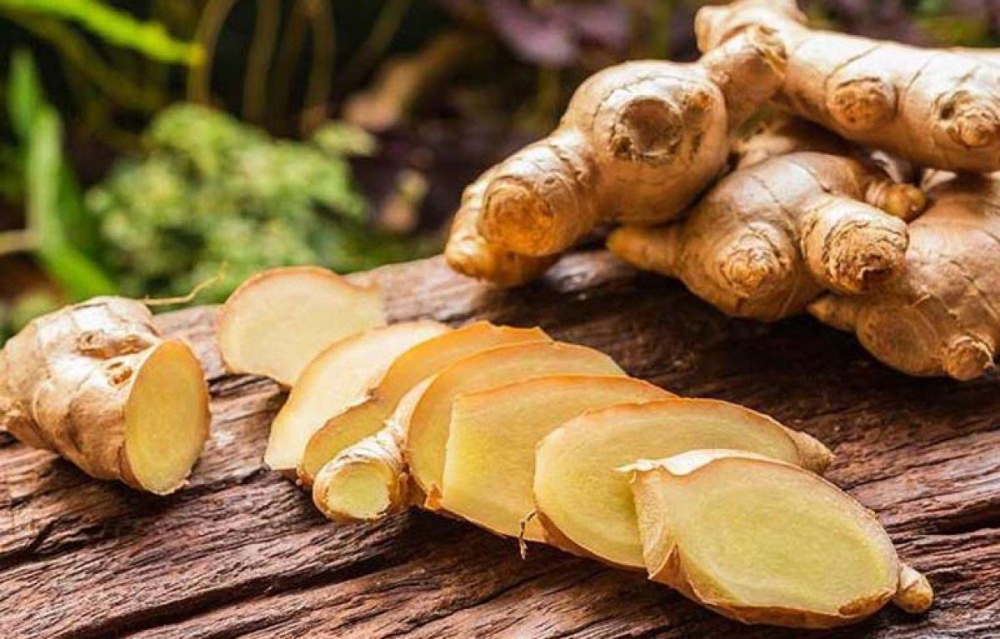 Gừng: Gừng có đặc tính chống viêm và giúp giảm các triệu chứng đau đầu. Bạn có thể pha trà gừng hoặc nhai một miếng gừng sống.