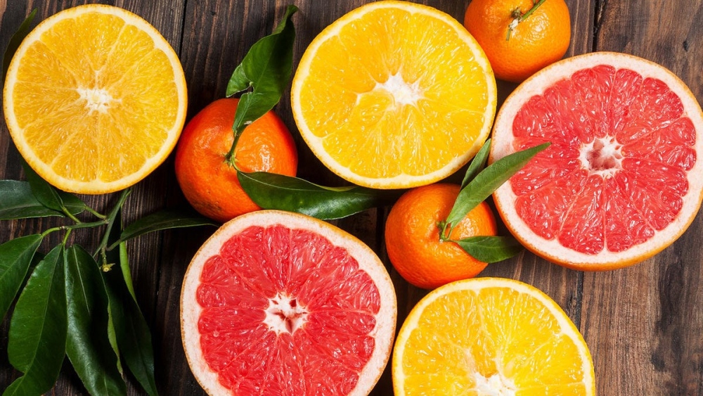 Trái cây họ cam quýt: Cam, chanh cung cấp vitamin C giúp giảm viêm và làm giảm đau đầu.