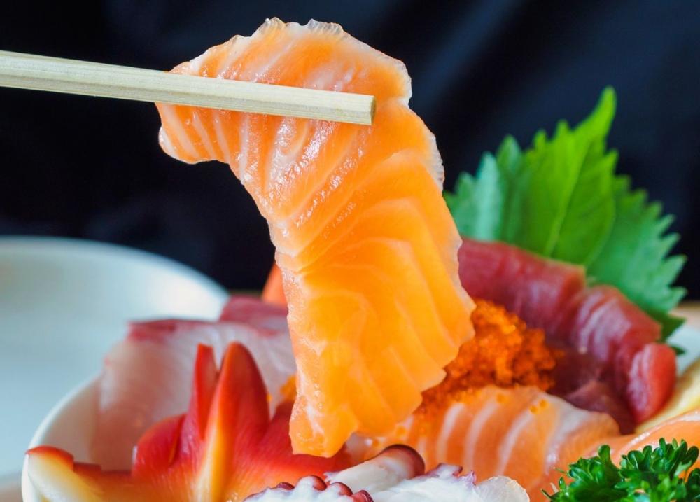 Cá hồi và cá béo: Những loại cá này rất giàu axit béo omega-3, có đặc tính chống viêm và có thể giúp giảm tần suất đau đầu.