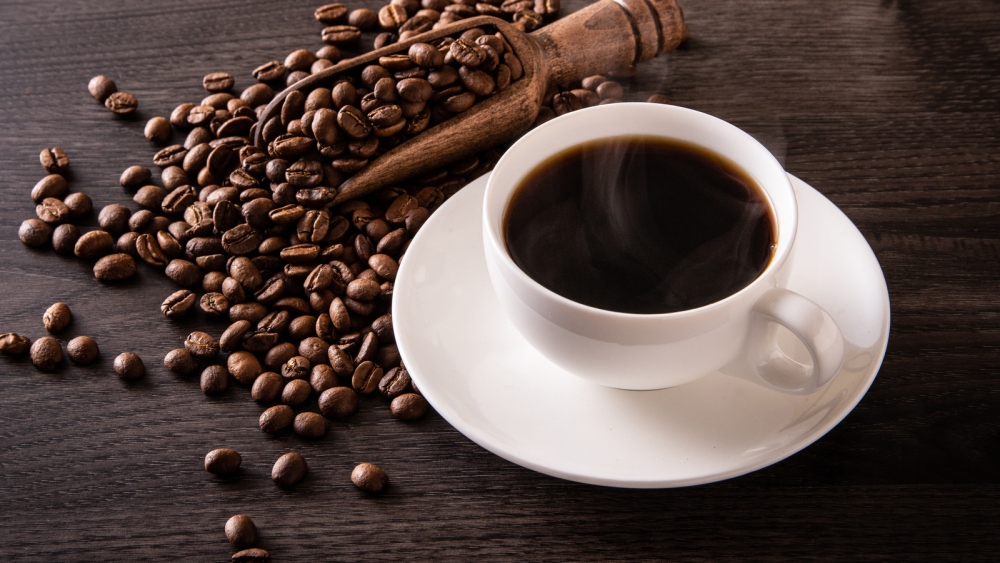 Cà phê: Caffeine có thể giúp giảm đau đầu do căng thẳng ở một số người bằng cách làm co mạch máu. Tuy nhiên, điều cần thiết là phải sử dụng cà phê một cách điều độ, vì caffeine quá mức có thể dẫn đến những cơn đau đầu tái phát.