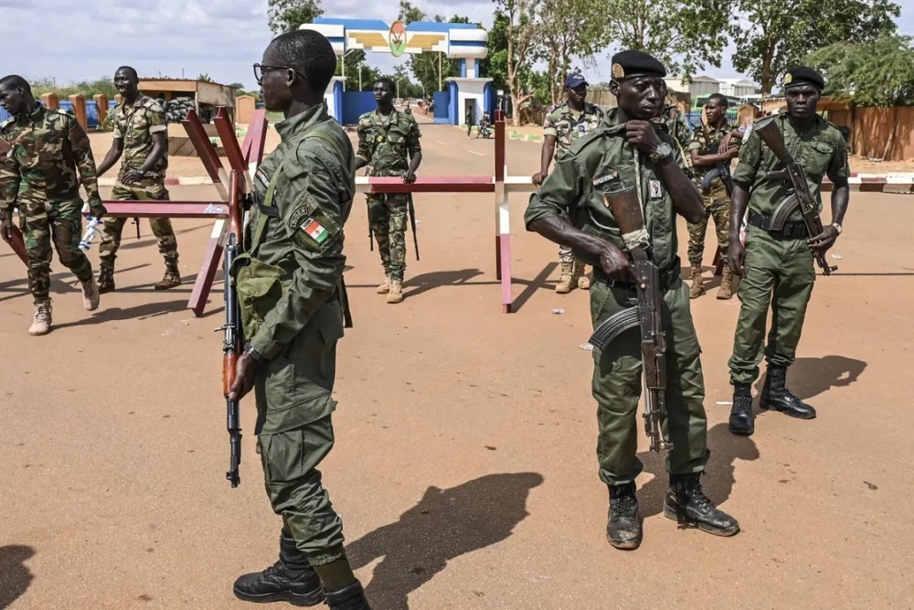 Binh sỹ Niger bảo vệ bên ngoài căn cứ Pháp ở Niamey (Ảnh: AFP)