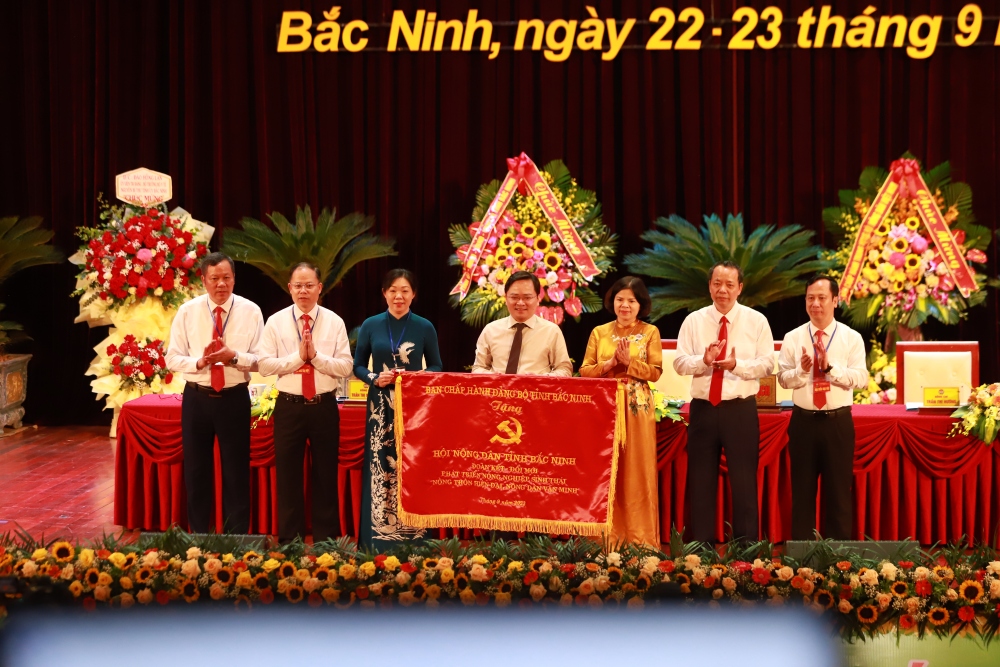 Ông Nguyễn Anh Tuấn - Ủy viên Trung ương Đảng, Bí thư Tỉnh ủy Bắc Ninh và lãnh đạo tỉnh Bắc Ninh tặng cờ BCH Hội Nông dân