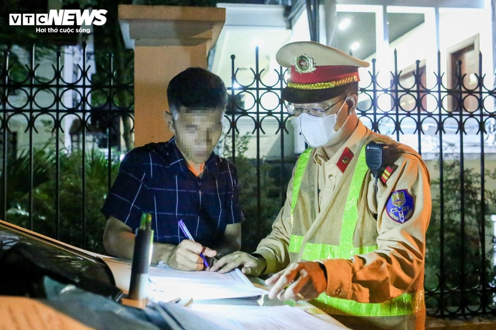Tài xế Đ. đã bị lập biên bản xử phạt hành chính với lỗi "Điều khiển phương tiện mà trong hơi thở có nồng độ cồn vượt quá 0,4 miligam/ 1 lít khí thở". Với lỗi này, tài xế Đ. bị phạt tiền từ 6 - 8 triệu đồng, tạm giữ phương tiện 7 ngày và tước GPLX từ 22-24 tháng.