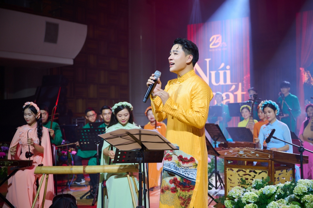 Trần Tùng Anh khiến cả khán phòng gai người khi khoe giọng nữ mềm mại, ngọt ngào, trong vắt.