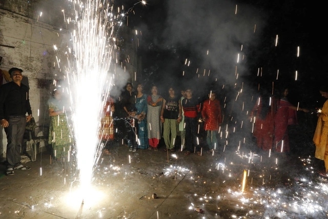 Hoạt động đốt pháo trong lễ Diwali vẫn diễn ra dù đã có lệnh cấm (Ảnh: AP)