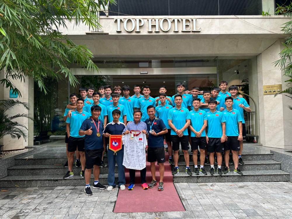 Olympic Việt Nam ký áo đấu để đấu giá từ thiện (Ảnh: HLV Hoàng Anh Tuấn)