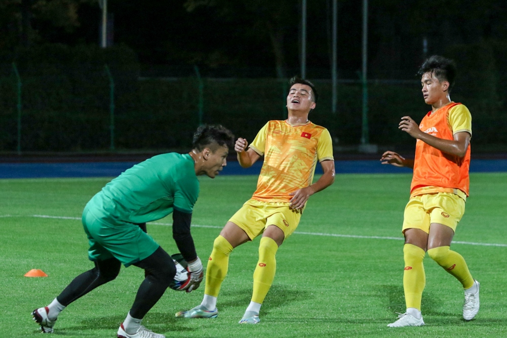 Olympic Việt Nam sẽ thiếu vắng hậu vệ Phan Tuấn Tài (chấn thương gót chân) và tiền đạo Nhâm Mạnh Dũng (đau mắt đỏ) trong trận gặp Olympic Iran.