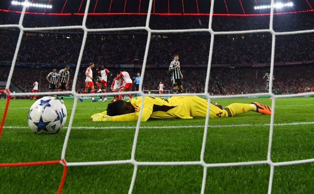 Onana mắc sai lầm trong trận Bayern Munich 4-3 MU (Ảnh: Getty)