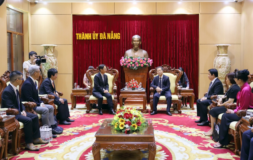 Ông Nguyễn Văn Quảng, Bí thư Thành ủy Đà Nẵng tiếp nhà đầu tư nước ngoài.