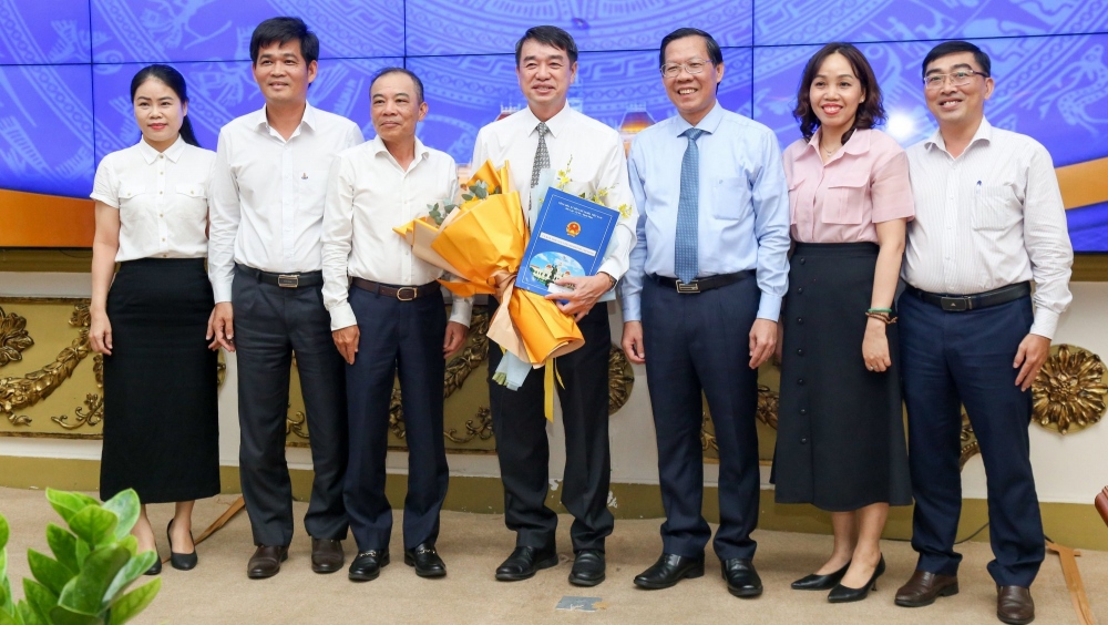 Ông Phan Văn Mãi chụp hình cùng ông ông Nguyễn Văn Trường (cầm hoa). (Ảnh: T.L)